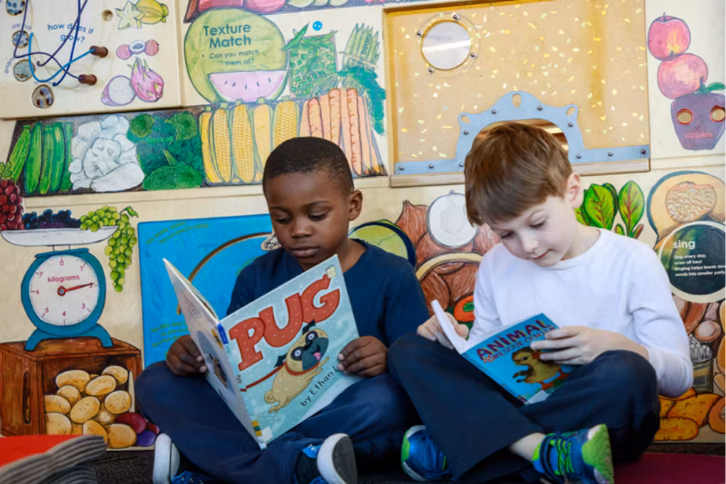 deux enfants lisant des livres